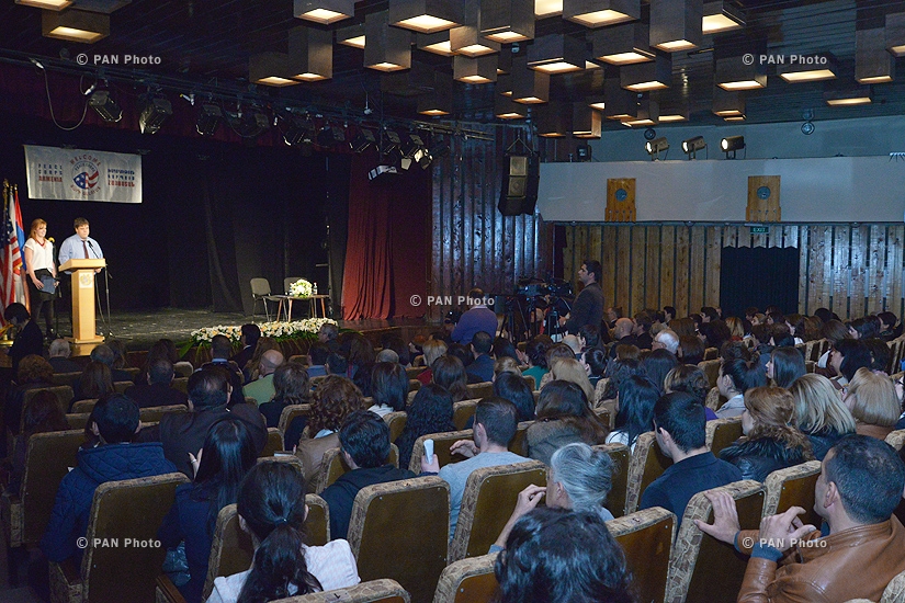 Церемония принесения присяги 36 добровольцев Корпуса мира в Армении