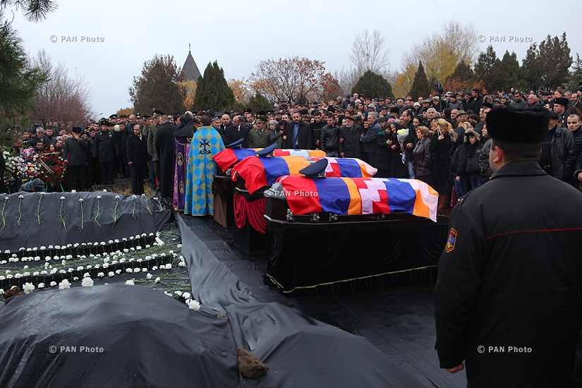 Членов экипажа сбитого азербайджанцами карабахского вертолета похоронили в военном пантеоне в Ереване