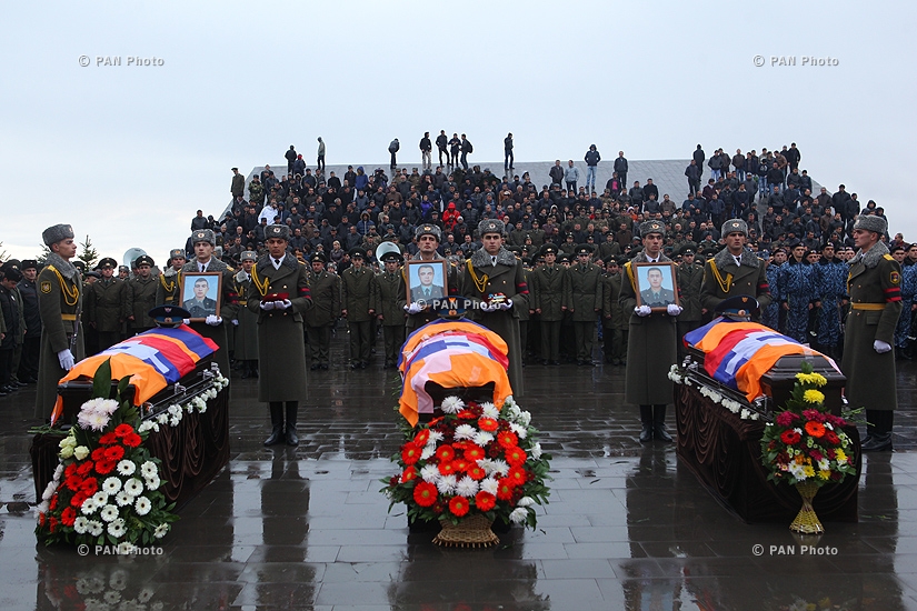 Членов экипажа сбитого азербайджанцами карабахского вертолета похоронили в военном пантеоне в Ереване