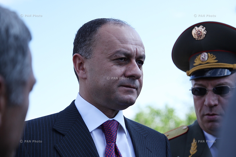 Defence Minister of Armenia Seyran Ohanyan visist Yerablur Pantheon on the occasion of the Victory Day