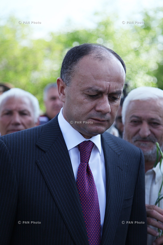 Министр Обороны Армении Сейран Оганян посетил пантеон «Ераблур» в связи с Днем Победы