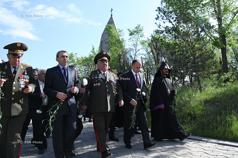 Defence Minister of Armenia Seyran Ohanyan visist Yerablur Pantheon on the occasion of the Victory Day