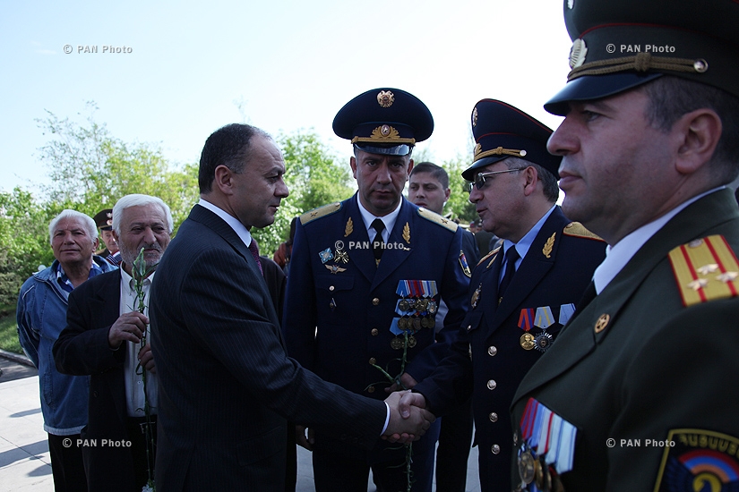 Министр Обороны Армении Сейран Оганян посетил пантеон «Ераблур» в связи с Днем Победы
