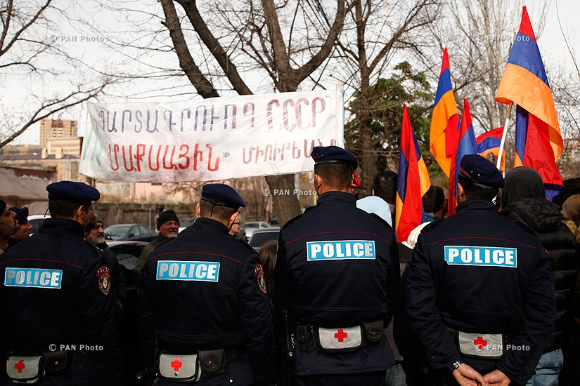Акция против договора о присоединении Армении к ЕАЭС напротив здания Национальной ассамблеи РА