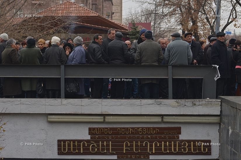 Акция протеста работников завода «Наирит» напротив здания резиденции президента Армении