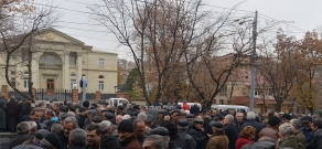 Акция протеста работников завода «Наирит» напротив здания резиденции президента Армении