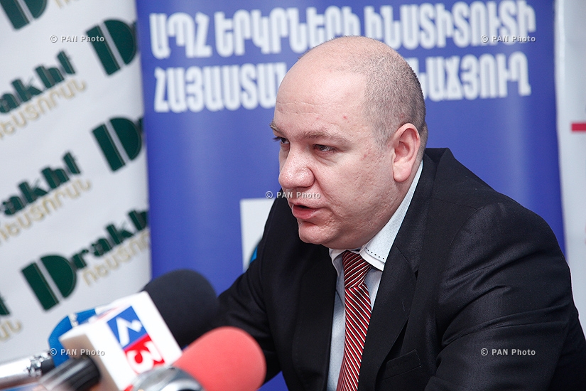 Пресс-конференция социолога Агарона Адибекяна и экономиста Вилена Хачатряна