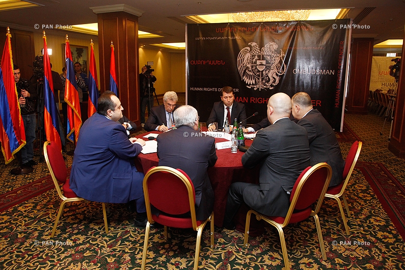 Обсуждение за круглым столом между омбудсменом Кареном Андреасяном и 7 должностными лицами