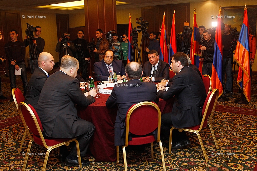 Обсуждение за круглым столом между омбудсменом Кареном Андреасяном и 7 должностными лицами