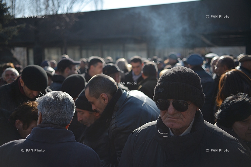 Акция протеста работников завода «Наирит» напротив здания резиденции президента Армении