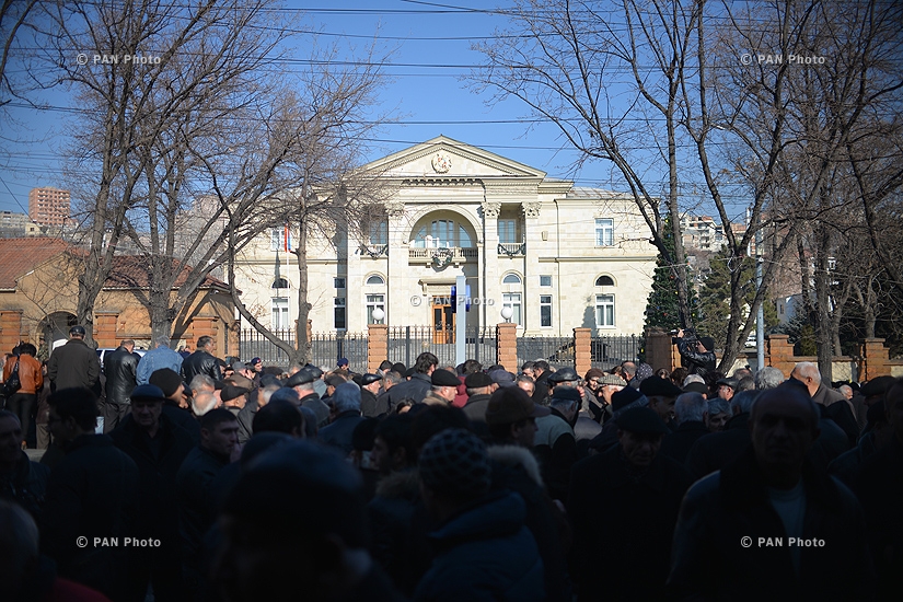 Акция протеста работников завода «Наирит» напротив здания резиденции президента Армении