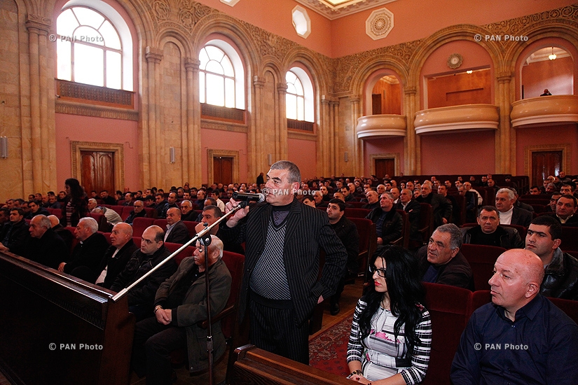 Armenian Minister of Transport and Communication Gagik Beglaryan meets with heads of taxi services and taxi drivers 