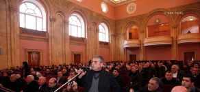 Министр транспорта и связи Армении Гагик Бегларян  встретился с представителями такси-сервисов и таксистами.