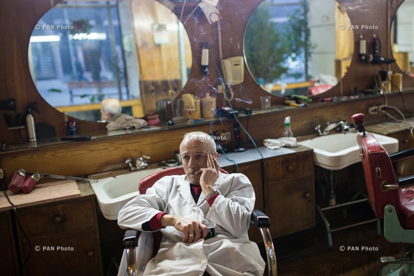 Давид Галстян, заведующий самой сатрой парикмахерской в Гюмри (из фотоистории «Ленинаканский пробор»)