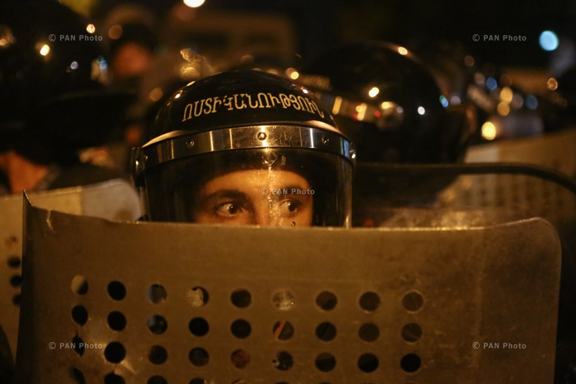 Полицейский во время акции протеста в поддержку вооруженной группы, захватившей здание полка ППС полиции РА в Эребуни