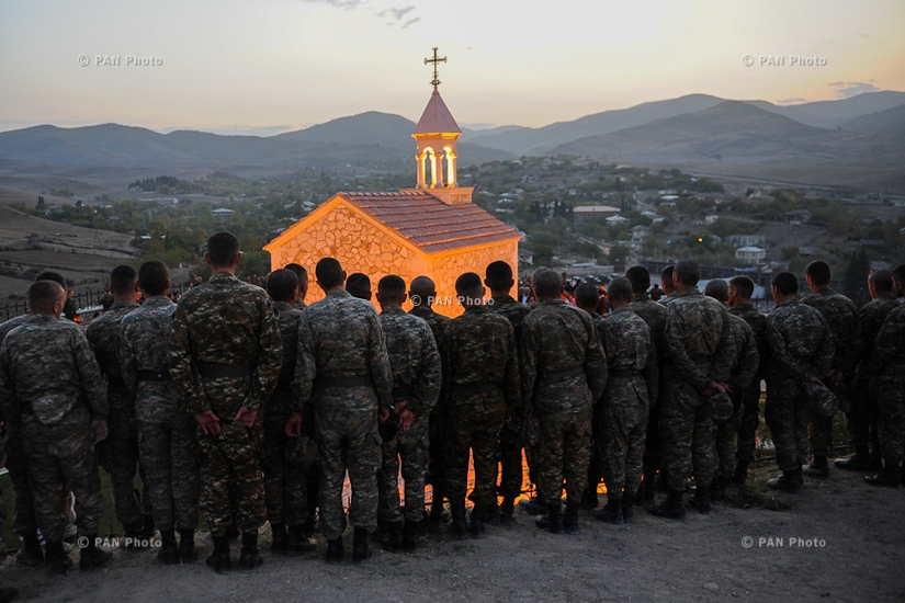 Զինվորները Սուրբ Գևորգ եկեղեցու բացման արարողությանը. Ներքին Հոռաթաղ, Արցախ 