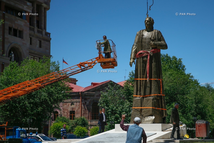 Установка памятника Гарегину Нжде на территории Вернисажа в Ереване