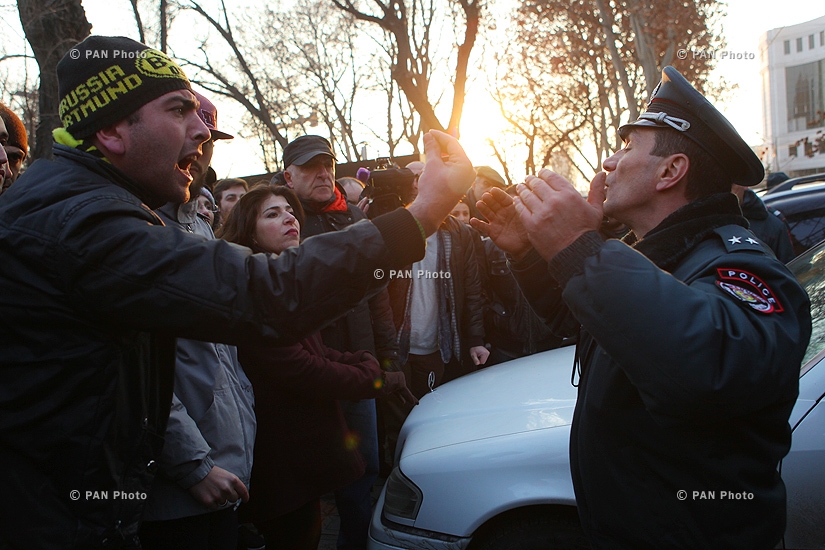 Акция протеста напротив посольства России в РА с требованием передать армянской стороне убийцу семьи из Гюмри
