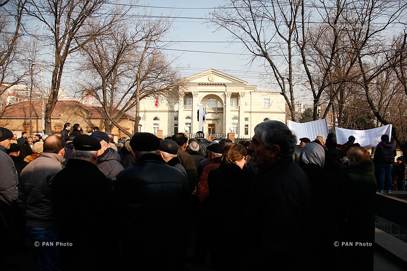 Hunger strike of Ashot Arushanyan's family and protest of Nairit plant employees in front of Presidential house