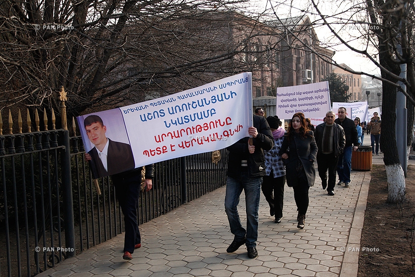 Голодовка семьи экс-сотрудника «HSBC» Ашота Арушаняна и протест работников завода «Наирит» напротив здания резиденции президента Армении