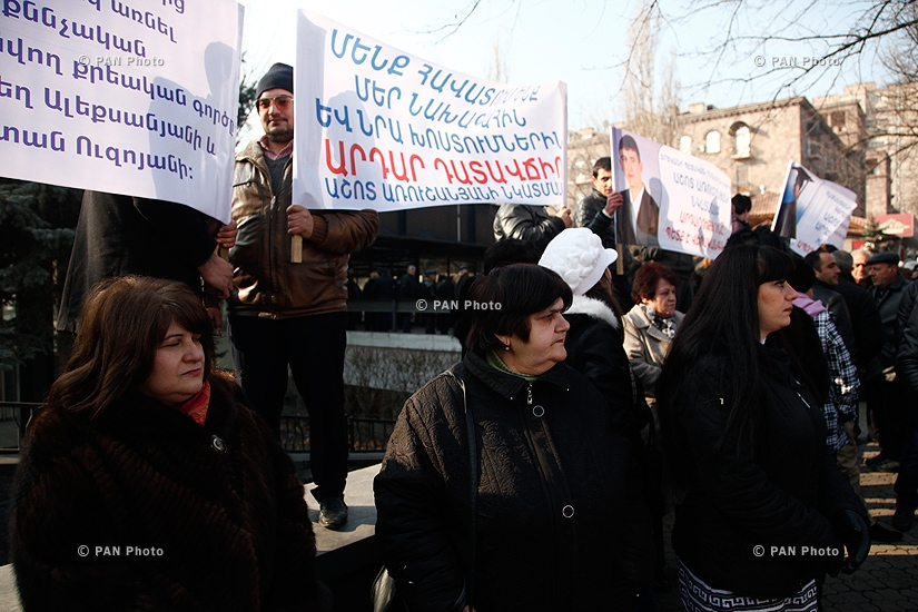 HSBC բանկի նախկին աշխատակից Աշոտ Առուշանյանի ընտանիքի անդամների հացադուլը և «Նաիրիտ» գործարանի աշխատակիցների ցույցը նախագահական նստավայրի դիմաց
