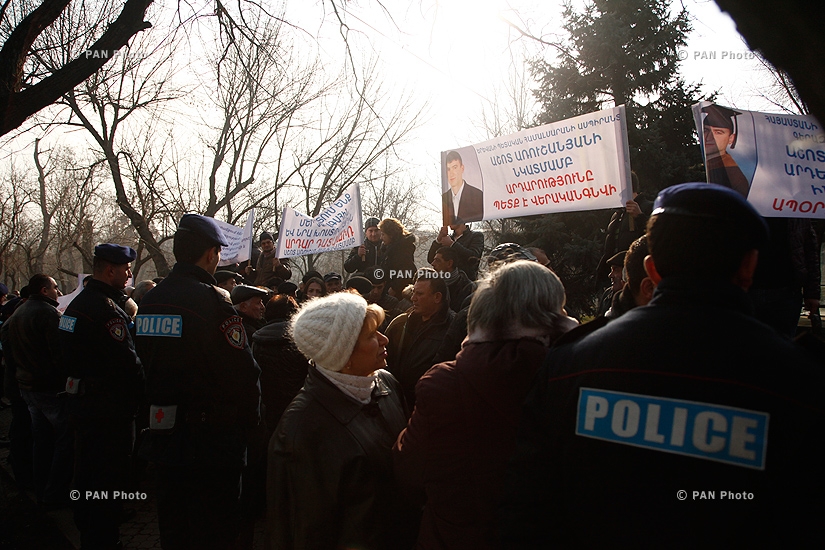 HSBC բանկի նախկին աշխատակից Աշոտ Առուշանյանի ընտանիքի անդամների հացադուլը և «Նաիրիտ» գործարանի աշխատակիցների ցույցը նախագահական նստավայրի դիմաց