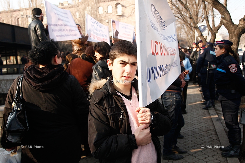 Голодовка семьи экс-сотрудника «HSBC» Ашота Арушаняна и протест работников завода «Наирит» напротив здания резиденции президента Армении