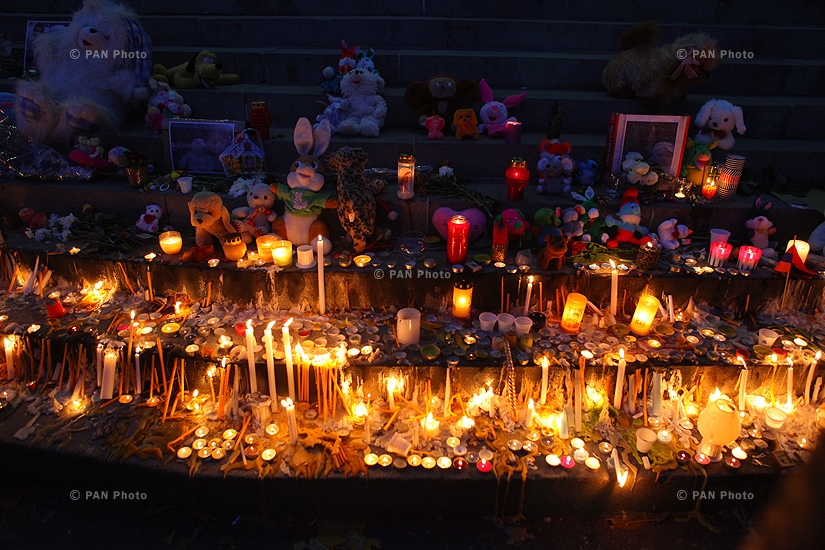 Зажжение свечей на площади Свободы в память о маленьком Сереже Аветисяна