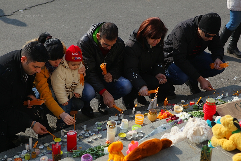 Зажжение свечей на площади Свободы в память о маленьком Сереже Аветисяна