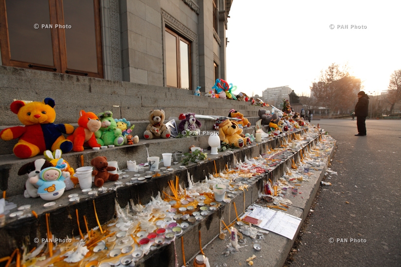 Площадь Свободы после зажжения свечей в память о маленьком Сереже Аветисяна