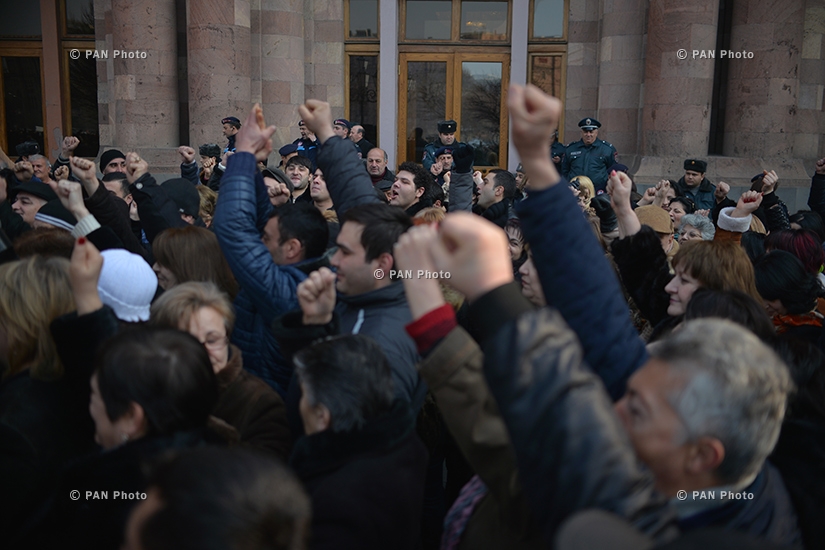 Protest of salespeople against the amendments to the Law on Turnover Tax outside Government Building