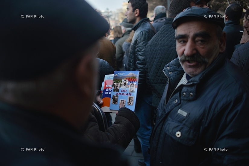 Акция протеста торговцев против внесении изменений в закон «О налоге с оборота» перед зданием Правительства РА