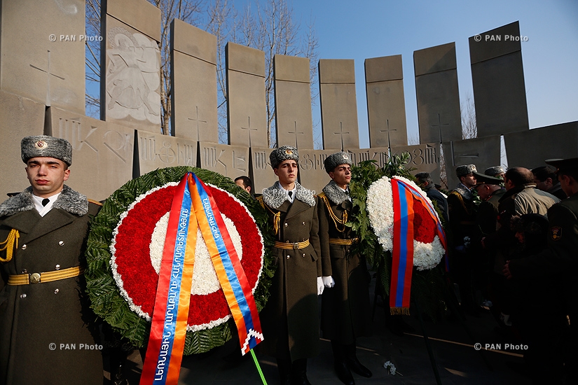По случаю Дня Армянской армии Руководство Армении и Арцаха посетил воинский пантеон Ераблур