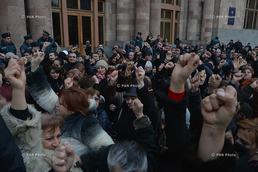 Акция протеста торговцев против внесении изменений в закон «О налоге с оборота» перед зданием Правительства и резиденции президента Армении