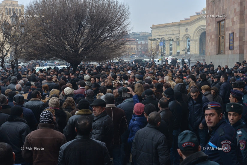 Protest of salespeople against the amendments to the Law on Turnover Tax outside Government Building and of Presidential house