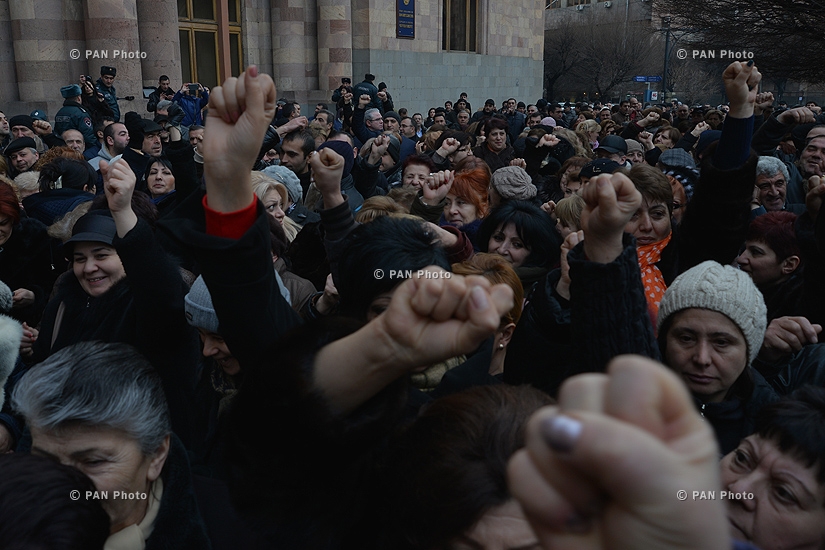 Protest of salespeople against the amendments to the Law on Turnover Tax outside Government Building and of Presidential house
