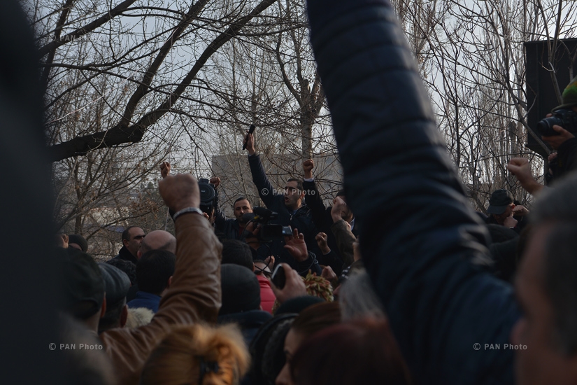 Акция протеста торговцев против внесении изменений в закон «О налоге с оборота» перед зданием Правительства и резиденции президента Армении