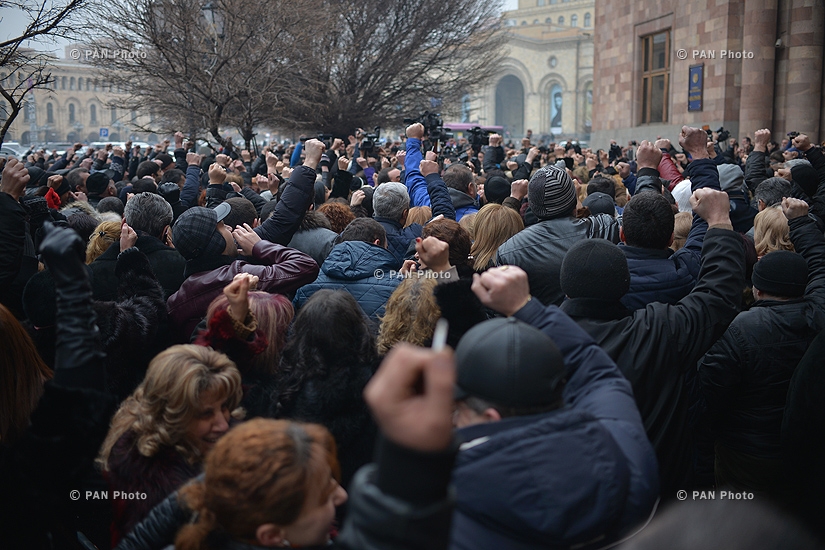 Акция протеста торговцев против внесении изменений в закон «О налоге с оборота» перед зданием Правительства РА