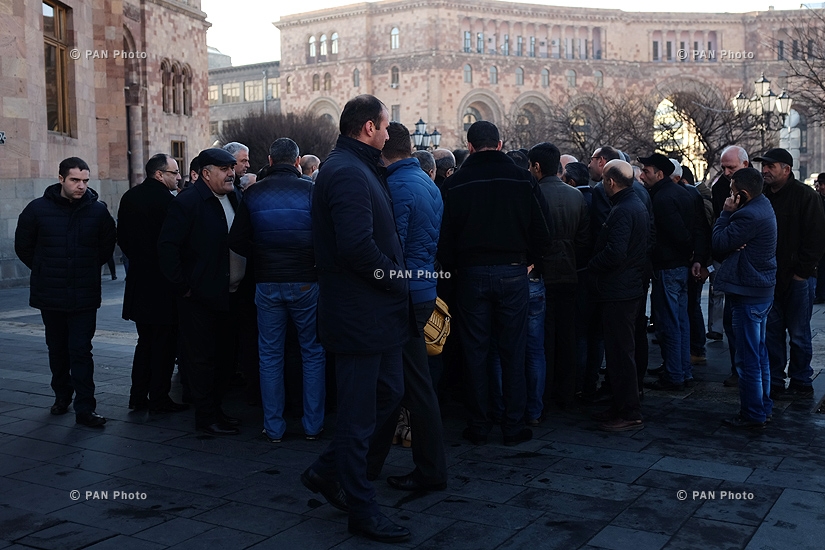 Armenian Minister of Transport and Communication Gagik Beglaryan meets with taxi drivers