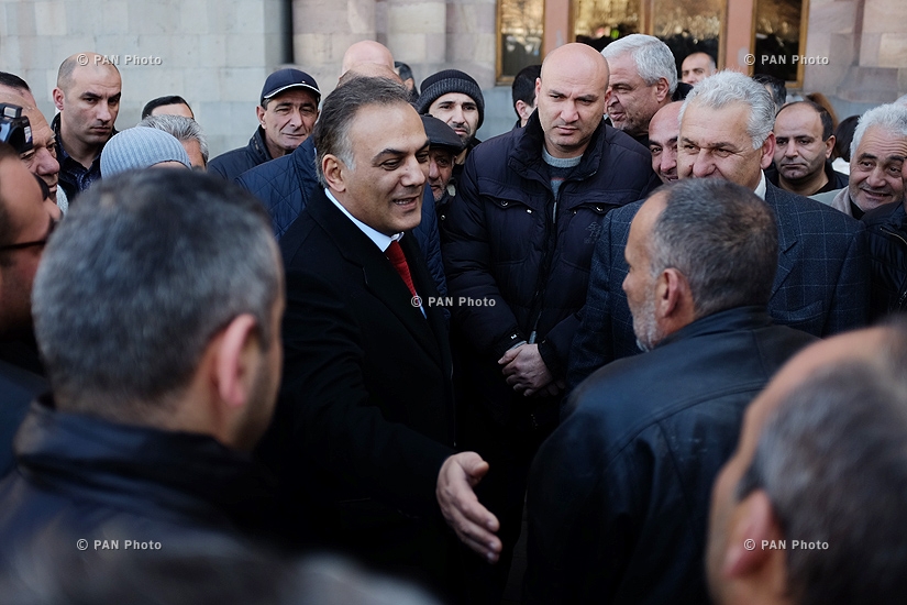 Armenian Minister of Transport and Communication Gagik Beglaryan meets with taxi drivers