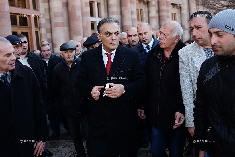 Armenian Minister of Transport and Communication Gagik Beglaryan meets with taxi drivers