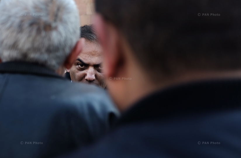Armenian Minister of Transport and Communication Gagik Beglaryan meets with taxi drivers