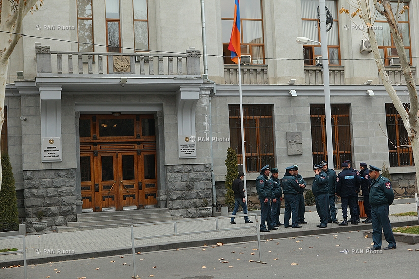 У здания Генпрокуратуры Армении прошла акция протеста с требованием передать Валерия Пермякова армянским правоохранителям