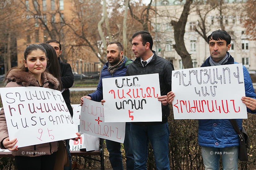 У здания Генпрокуратуры Армении прошла акция протеста с требованием передать Валерия Пермякова армянским правоохранителям