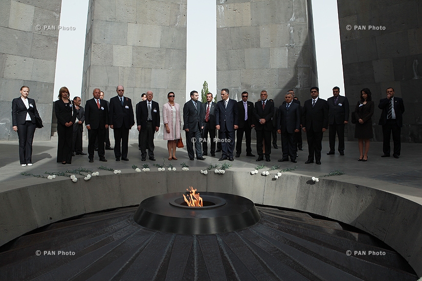 President of Croatia Stjepan Mesić visits Tsitsernakaberd Memorial and Armenian Genocide Museum-Institute