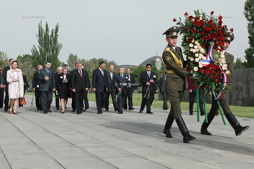 Президент Хорватии Степан Месич посетил Мемориальный комплекс «Цицернакаберд» и Музей–институт геноцида Армян