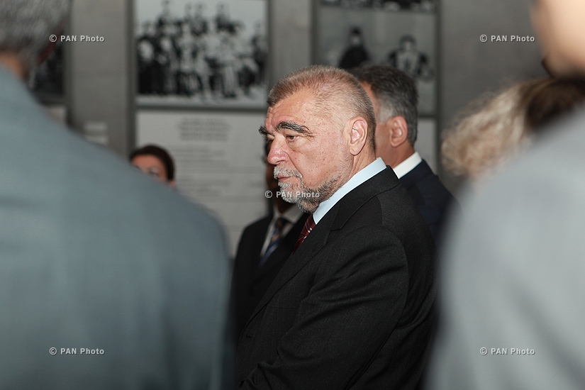 Президент Хорватии Степан Месич посетил Мемориальный комплекс «Цицернакаберд» и Музей–институт геноцида Армян