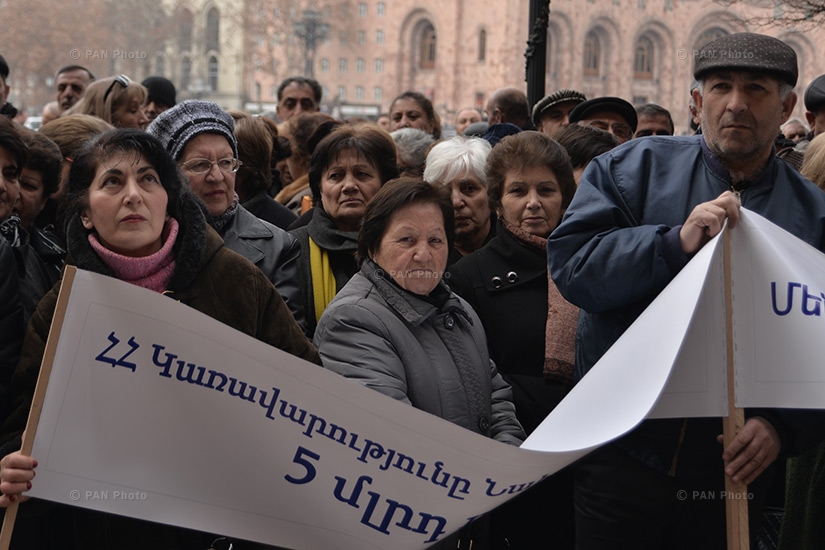 Акция протеста работников завода «Наирит» напротив здания Правительства Армении