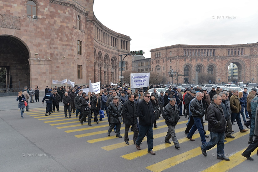Акция протеста работников завода «Наирит» напротив здания Правительства Армении