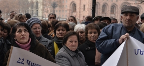 Акция протеста работников завода «Наирит» напротив здания Правительства Армении